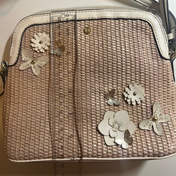 Liz Claiborne Crossbody Straw Floral Purse - Picture 6 of 7